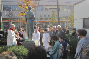 トマス小崎像での献茶式